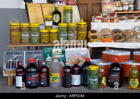 Guadalupe, Extremadura, Spanien. Regionale Produkte auf dem Display außerhalb Dorf Lebensmittelgeschäft. Stockfoto