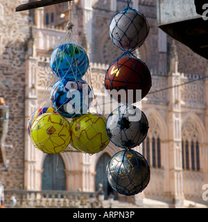 Guadalupe, Extremadura, Spanien. Kunststoffkugeln für den Verkauf außerhalb der Real Monasterio de Santa María de Guadalupe. Stockfoto