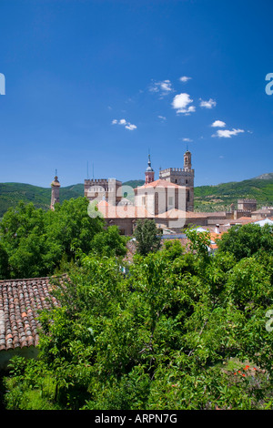 Guadalupe, Extremadura, Spanien. Türme des Real Monasterio de Santa María de Guadalupe in grünen, ländlichen Umgebung. Stockfoto