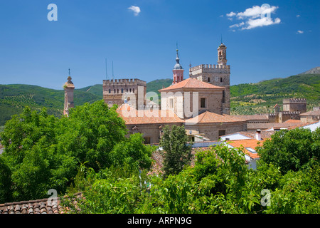 Guadalupe, Extremadura, Spanien. Türme des Real Monasterio de Santa María de Guadalupe in grünen, ländlichen Umgebung. Stockfoto