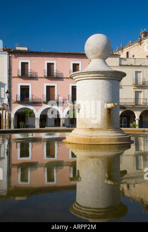 Trujillo, Extremadura, Spanien. Brunnen auf der Plaza Mayor, bunte Häuser im Wasser. Stockfoto