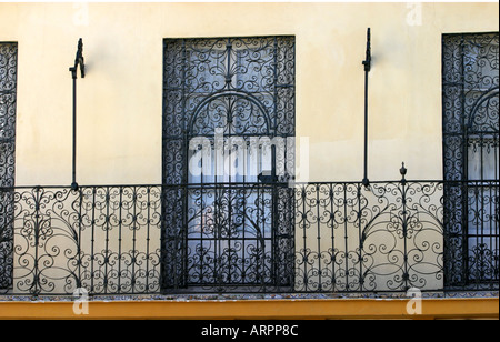 Balkon und Schmiedeeisen Zaun Sevilla Andalusien Spanien Stockfoto