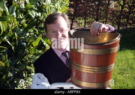 Loughlin Bowe herausragende irische Kunst und Antiquitäten Auktionator mit einem antiken Auster Eimer Stockfoto