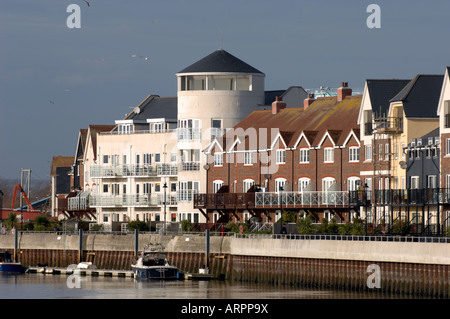 Wohnungen entlang dem Fluss Arun in Littlehampton UK Stockfoto