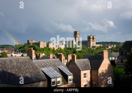 Durham County Durham, England. Blick über die Dächer der Burg und die Kathedrale unter Gewitterhimmel. Stockfoto