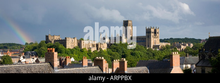 Durham County Durham, England. Blick über die Dächer der Burg und die Kathedrale unter Gewitterhimmel. Stockfoto