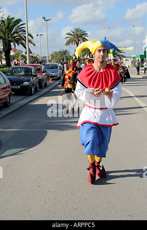 Jongleur Jester und Komiker Jonglierbälle im historischen Parade Festival Dos Descobrimentos Lagos Algarve Portugal Stockfoto