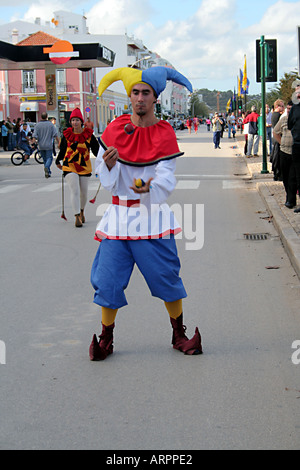 Komiker Jester Jonglierbälle historische Parade Festival dos Descobrimentos Lagos Algarve Portugal Stockfoto