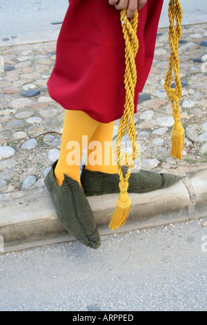 Komiker s oder Narr s Füße am historischen Parade Festival Dos Descobrimentos Lagos Algarve Portugal Stockfoto