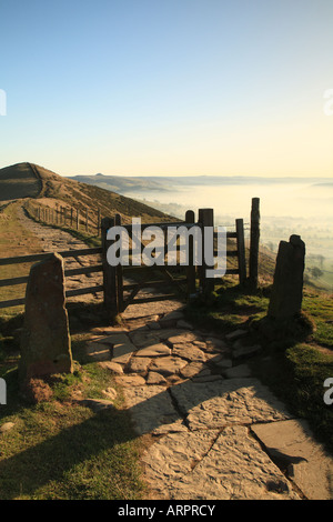 Tor und Zaun auf große Grat in Richtung Hollins Cross von Mam Tor, Derbyshire, Peak District National Park, England, UK. Stockfoto