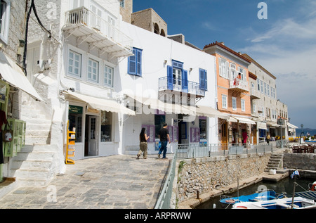 Menschen zu Fuß entlang der Küste vorbei an Boutiquen und Bars in der Stadt Hydra, Griechenland Stockfoto