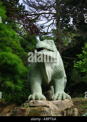 Iguanodon Dinosauriermodell im Crystal Palace Park die ersten Dinosaurierskulpturen der Welt. 2002 umfassend restauriert und in die Laufbahngruppe I aufgenommen. Stockfoto
