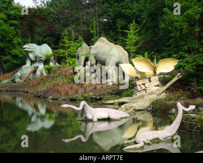 Dinosauriermodelle im Crystal Palace Park. Die ersten Dinosaurierskulpturen der Welt. Wurde 2002 umfassend restauriert und in die Kategorie 1 aufgenommen. Stockfoto