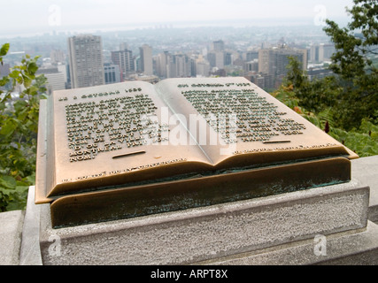 Ein Blick über die Stadt von Montreal von der Spitze des Parc Mont Royal, Quebec Kanada Stockfoto