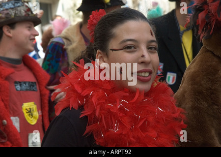 Frau im Kostüm bei der Feria des Nemausus Nimes Gard Frankreich Europa Stockfoto