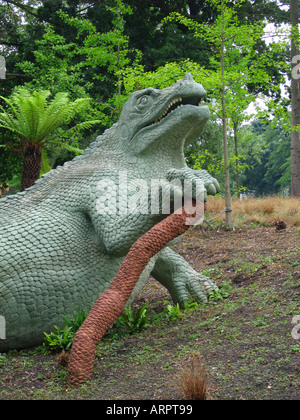 Iguanodon Dinosauriermodell im Crystal Palace Park die ersten Dinosaurierskulpturen der Welt. Wurde 2002 umfassend restauriert und in die Kategorie 1 aufgenommen. Stockfoto
