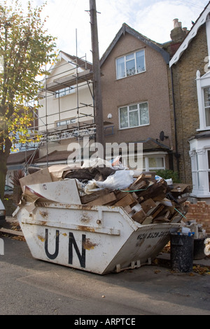 Überladene Skip in Straße, voll von DIY Müll außerhalb privaten Wohn-Gehäuse Chingford North East London UK Stockfoto