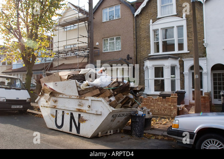 Überladene Skip in Straße, voll von DIY Müll außerhalb privaten Wohn-Gehäuse Chingford North East London UK Stockfoto