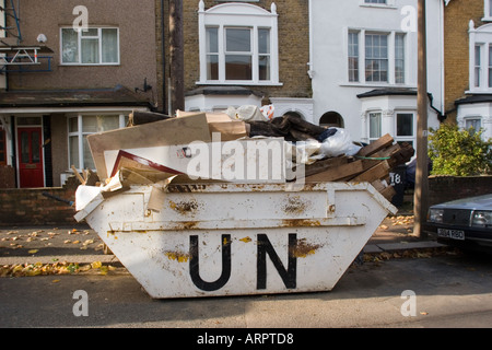 Überladene Skip in Straße, voll von DIY Müll außerhalb privaten Wohn-Gehäuse Chingford North East London UK Stockfoto