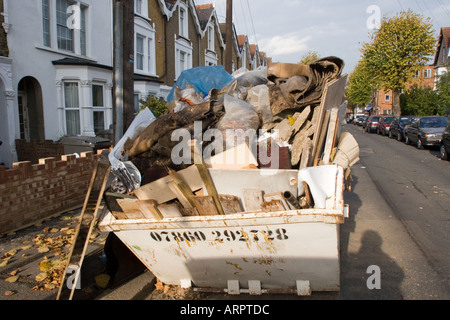 Unerlaubte und überlastet Skip in Straße, voll von DIY Müll außerhalb privaten Wohn-Gehäuse Chingford North East London UK Stockfoto