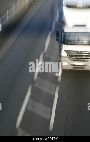 Luftaufnahme des schnellen LKW LKW Stockfoto