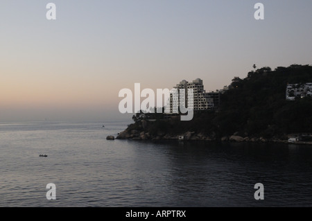 Morgendämmerung in Acapulco, Mexiko von Cunard Kreuzfahrtschiff, Queen Victoria. Stockfoto