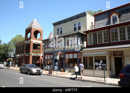 Kleiner Ausschnitt von Osten State Street, der Haupteinkaufsstraße in Doylestown. Stockfoto