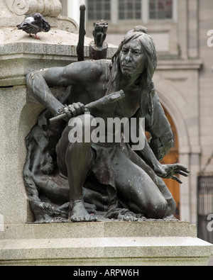Hautnah auf einer Statue von einem Iriquois tapfer auf einem Brunnen im Ort D'Arms, Vieux Montreal Quebec Kanada Stockfoto