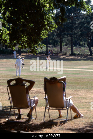 beobachtete Dorf Cricket-Match am Blackheath Guildford Surrey Stockfoto