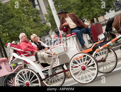 Pferd und Kutsche die Touristen vorbei an der Basilika Notre Dame in Vieux Montreal, Quebec, Kanada Stockfoto