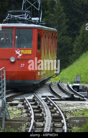 Zahnstange und Ritzel Eisenbahnwagen klettern dem Pilatus-Schweiz Stockfoto