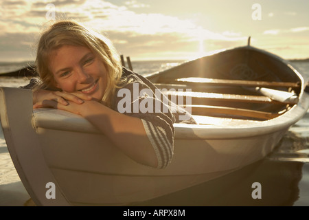 Junge Frau im Ruderboot Stockfoto