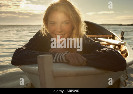 Junge Frau im Ruderboot Stockfoto