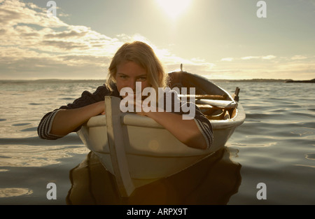 Junge Frau im Ruderboot Stockfoto