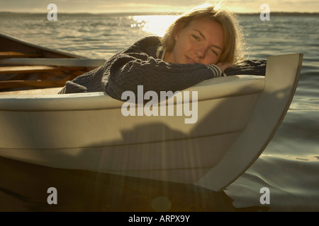 Junge Frau im Ruderboot Stockfoto