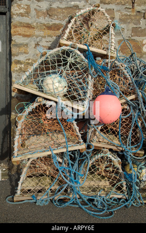 dh DUNBEATH CAITHNESS Creel Krabben Hummer Töpfe rosa Boje schwimmt Creels schottland Topf schottischer Angelkorb uk Stockfoto