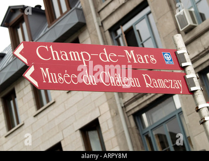 Eine Straße-Wegweiser für das Musee Château Ramezay und Champ de Mars in Vieux Montreal, Quebec, Kanada Stockfoto