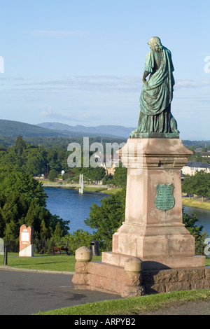 dh Schloss INVERNESS INVERNESSSHIRE Flora MacDonalds Statue mit Blick auf Fluss Ness Stockfoto