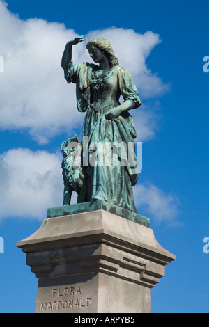 Dh Schloss Inverness INVERNESSSHIRE Flora MacDonalds Statue und ihrem Hund Jacobite Rebellion 1745 Macdonald Stockfoto