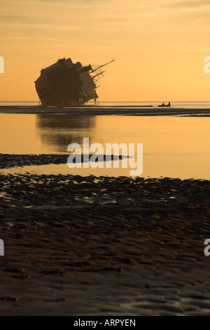 Sonnenuntergang, Strand, betroffenen Fähre, Riverdance, Blackpool, England, UK Stockfoto