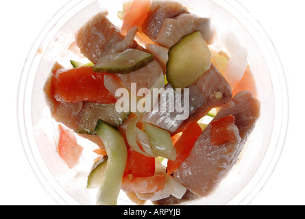 Hering Fisch Salat in transparenten Kunststoff-Container auf weißem Hintergrund Stockfoto