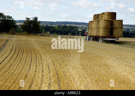 Frankreich Normandie geernteten Mais-Feld und ein Traktor auf einer Land-Straße Stockfoto