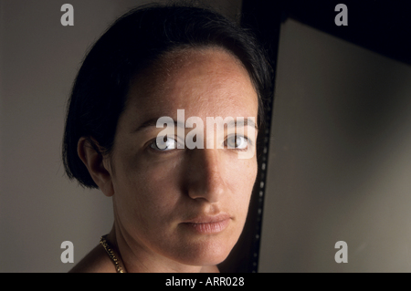 Porträt einer jungen Frau nachdenklich in die Kamera schauen Stockfoto
