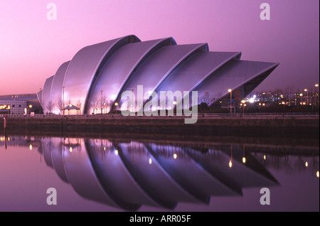 UK Schottland Stadt von Glasgow Fluss Clyde The Scottish Ausstellung und Konferenz Zentrum des Armidillo-Gebäudes im Abendlicht Stockfoto