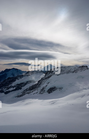 Linsenförmige Wolken bilden hoch über die Schweizer Alpen Stockfoto