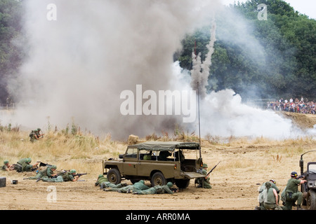 Wiederaufnahme des Vietnamkriegs. Große Explosion mit viel grauem Rauch, US-Armeeanbeter, die hinter der Jeeps war and Peace Show, Kent, Deckung nahmen und feuerten. Stockfoto