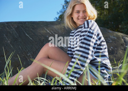 Junge Frau in gestreiften Hemd Stockfoto