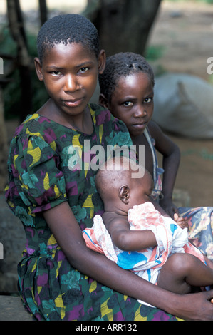 Afrika Kenia NACHWAHLEN kenianische Mädchen kümmert sich um ihre kleine Schwester in ihrem ländlichen Dorf Stockfoto