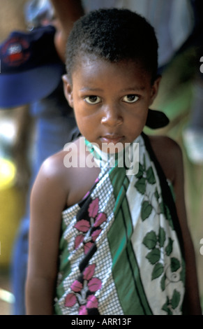 Afrika Kenia NACHWAHLEN stolz kenianische Mädchen gekleidet in traditionellen Kanga Tuch Stockfoto