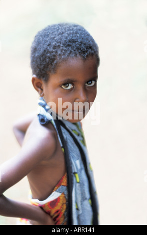 Afrika Kenia NACHWAHLEN stolz kenianische Mädchen gekleidet in traditionellen Kanga Tuch Stockfoto